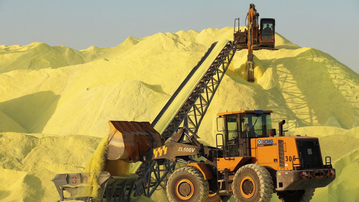 Kvůli válce prudce roste kromě ceny ropy i cena síry. Zásoby se tenčí